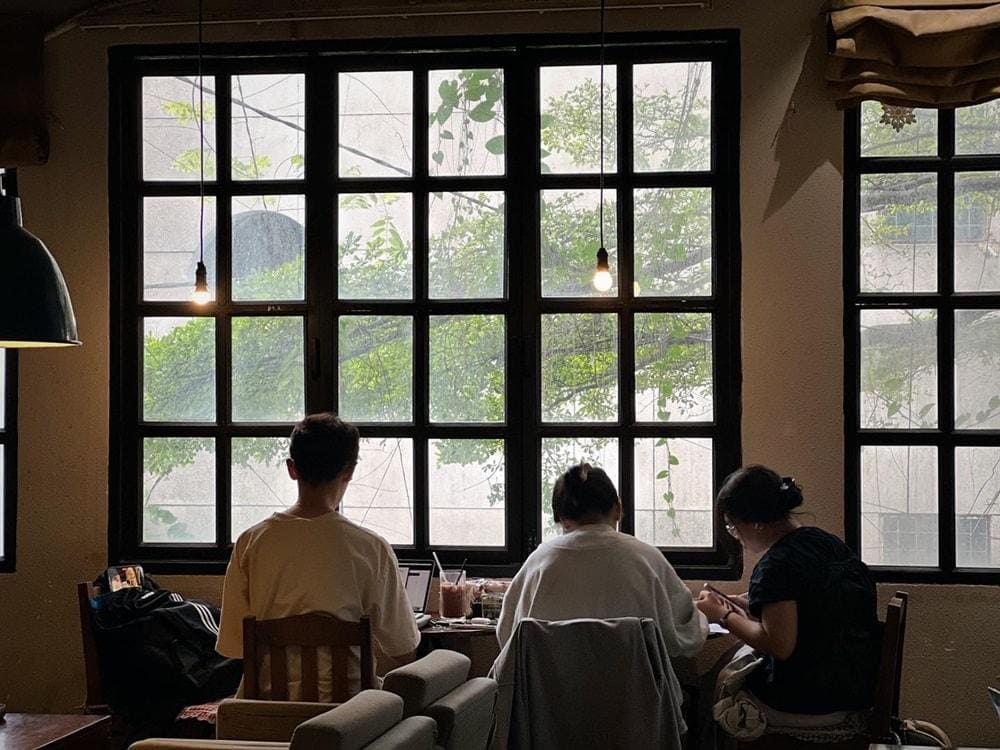 Nếu bạn đang t&igrave;m qu&aacute;n cafe c&oacute; kh&ocirc;ng gian y&ecirc;n tĩnh để l&agrave;m việc v&agrave; học tập, đừng bỏ lỡ iTune Coffee